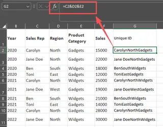 Eine Excel-Tabelle, die eine Hilfsspalte zeigt, die mehrere Felder verkettet, um eine eindeutige ID für VLOOKUP zu erstellen.